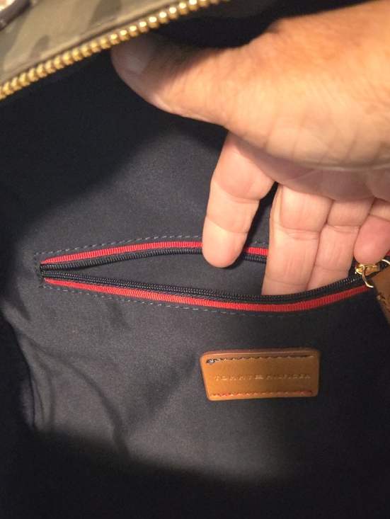 NWTs TOMMY HILFIGER Backpack And Wallet Bundle.       (#1527)
